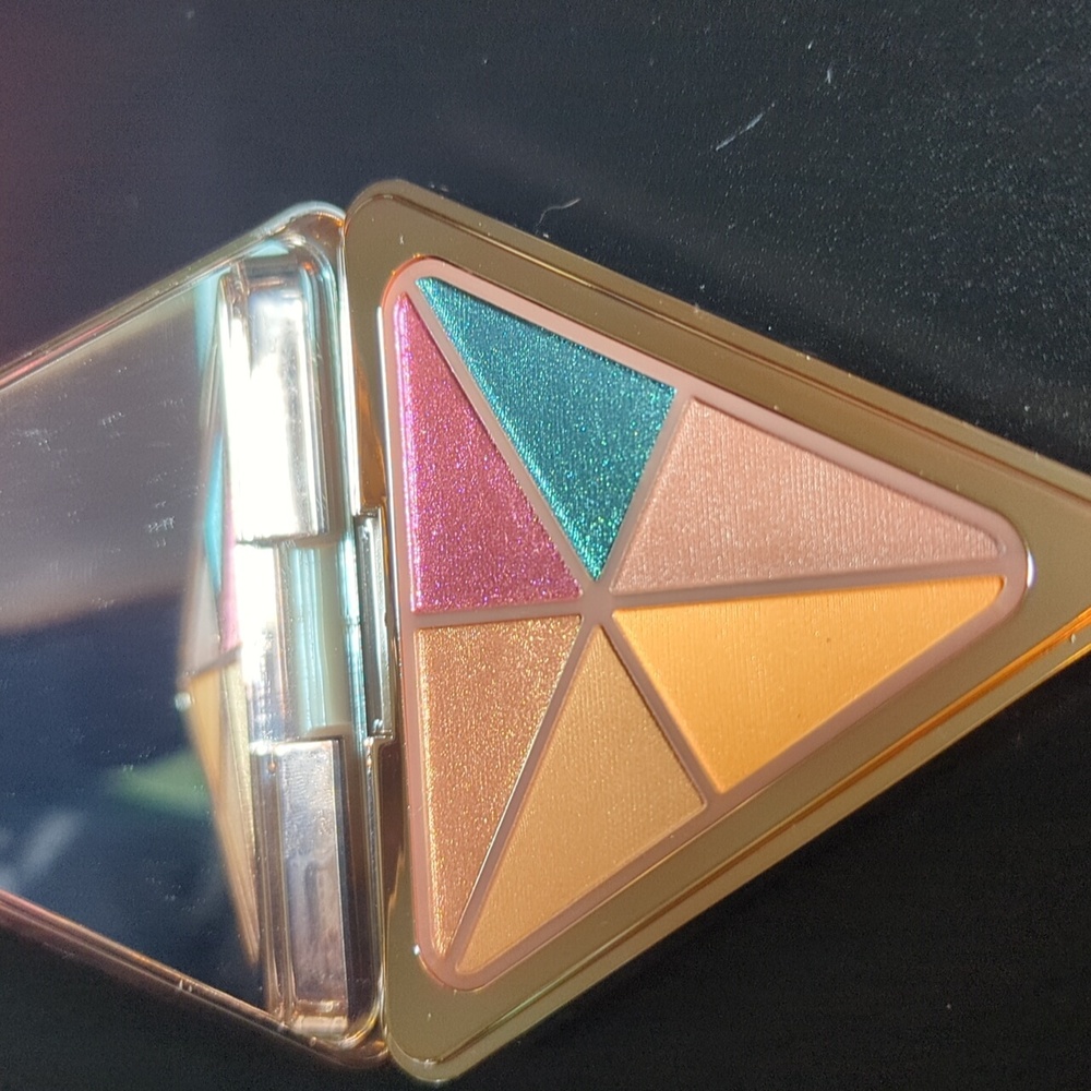 💜2/$20💜 Love Yourself Unapologetic Eyeshadow Palette